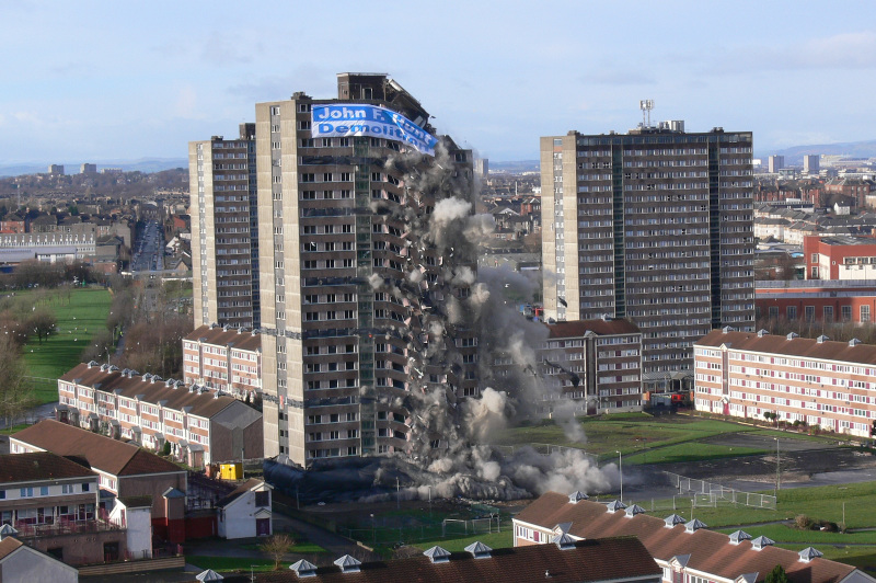 Illustration for article titled The Joy Of Watching Huge Buildings Implode